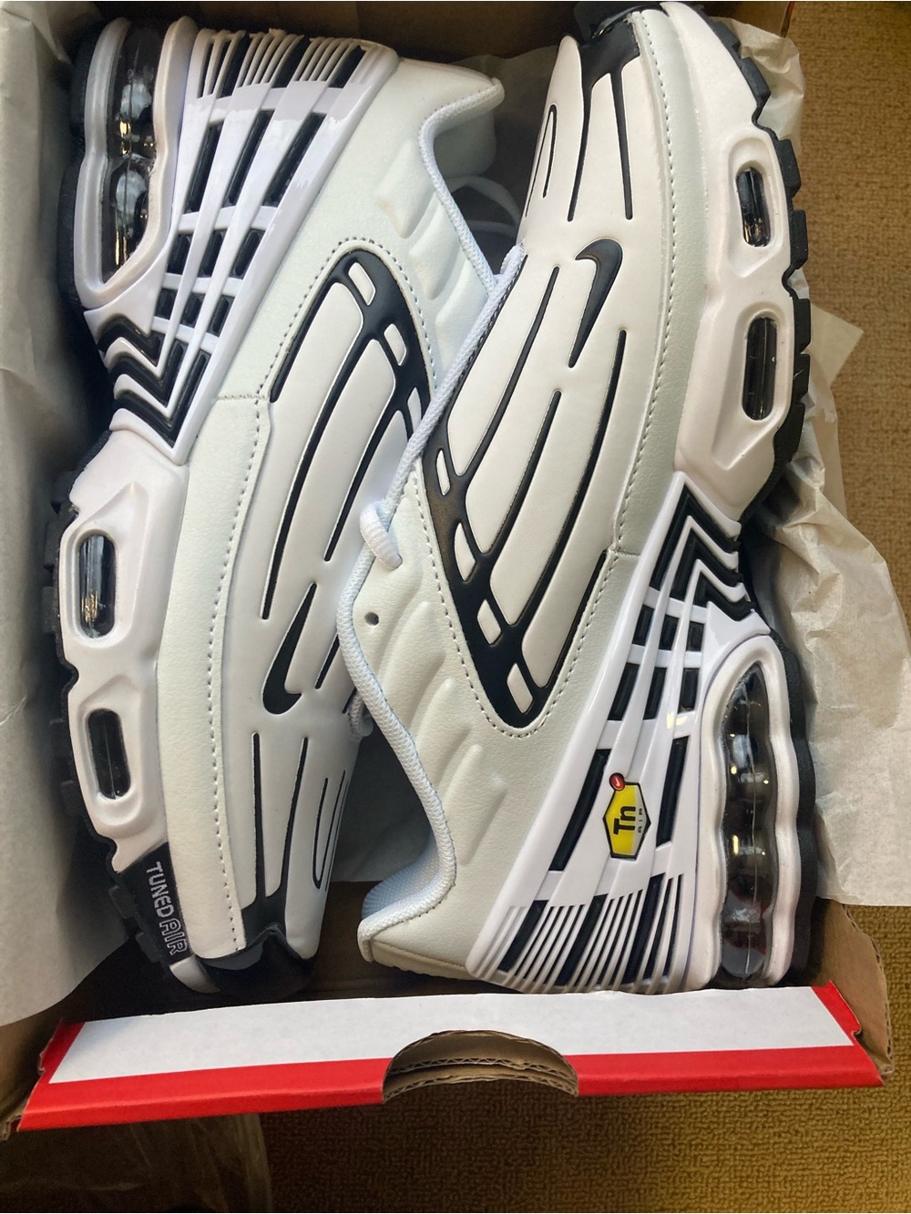 Nike Men’s White and Black Air Tuned Cushioning Sneakers